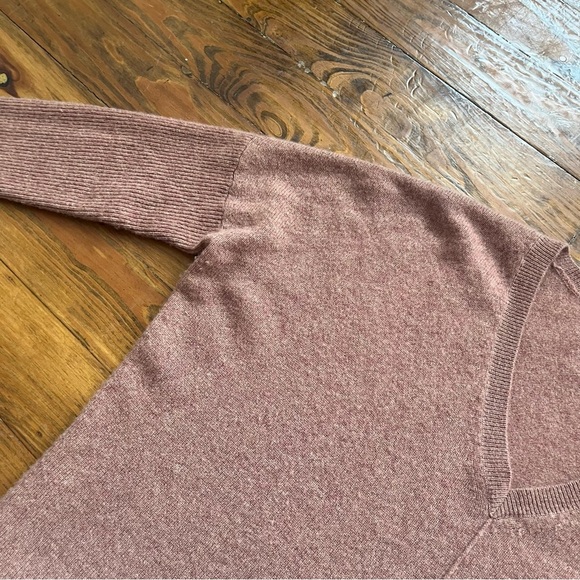 Lilla P 100% Cashmere Knit V-neck Sweater Meave size M Soft - Picture 9 of 15